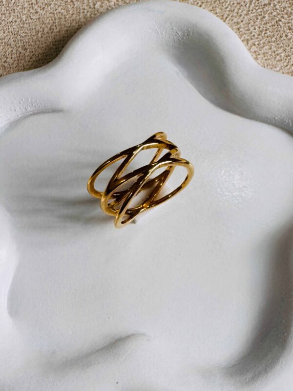 Elegant Gold Wave Ring