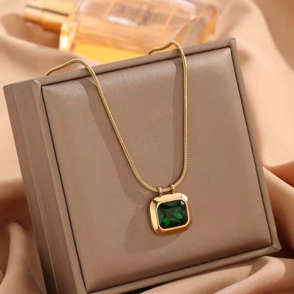 Elegant Green Onyx Gold Pendant Necklace