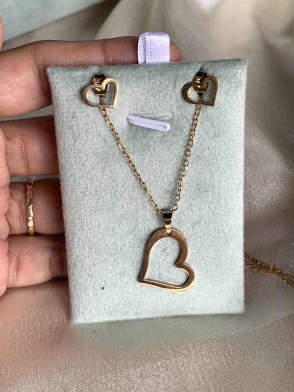 Roohi chains